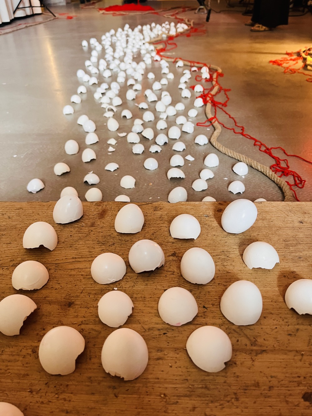 Erste Fassung „Softcore Intervention“: Eierschalen, Seil und rotes Garn auf dem Boden des Ausstellungsraums